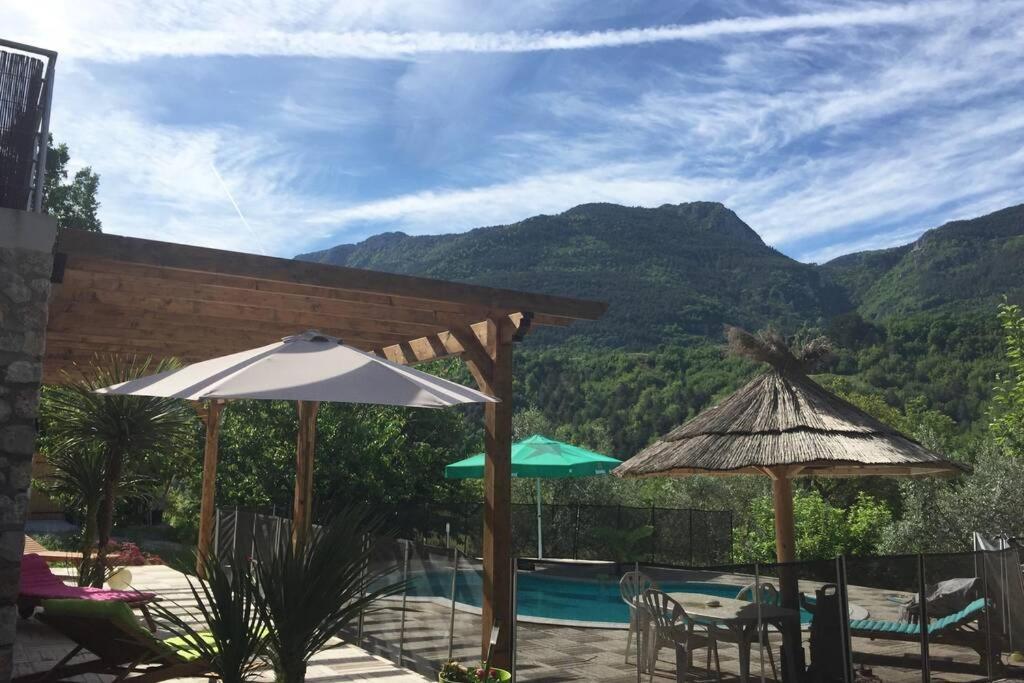 2P Au Coeur Des Montagnes Avec Piscine Chauffee Appartement Puget-Théniers Buitenkant foto